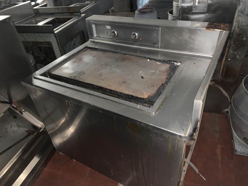Wells G-196 Griddle with 48" Stainless Steel Table